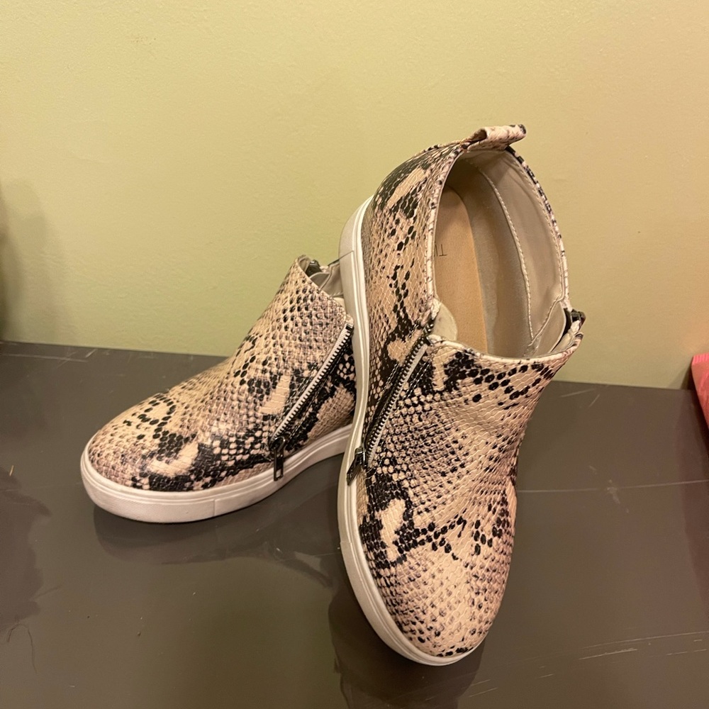Python print wedge sneaker